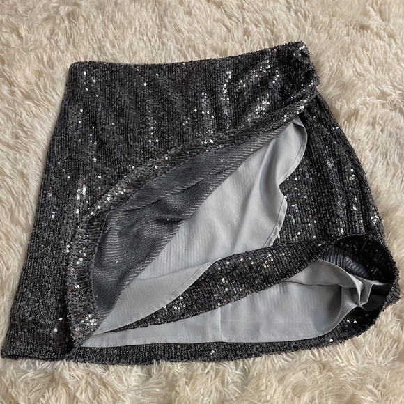 Fun and festive sequined skirt - Picture 2 of 4